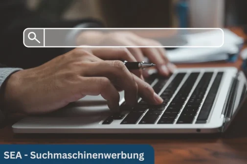 Hände tippen auf eine Laptop-Tastatur mit einer Suchleiste und dem Text 'Suchmaschinenwerbung'.