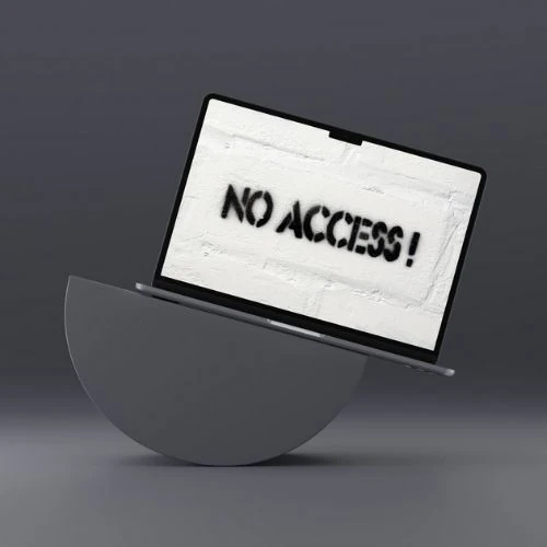 Laptop mit „No Access!“ auf dem Bildschirm – Symbol für digitale Ausgrenzung