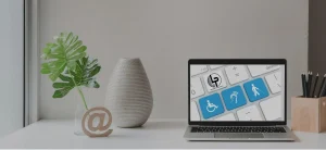 Laptop mit Tastensymbolen für Barrierefreiheit – Rollstuhl, Hörhilfe und Langstock