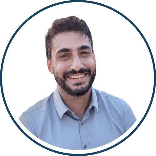 Portrait von Alexandros Lignadis, Consultant für digitale Sichtbarkeit mit Schwerpunkt auf Technical SEO, AI Visibility und barrierefreien Websites.